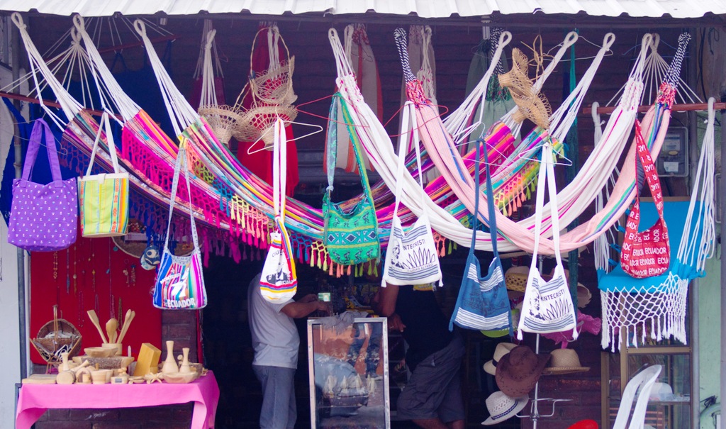 Hamacas y bolsos elaborados a mano en el Cantón Montecristi.
