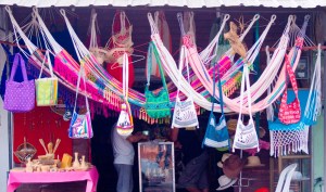 Hamacas y bolsos elaborados a mano en el Cantón Montecristi.