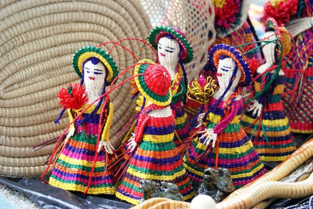 Muñecas de paja toquilla elaboradas en Montecristi.