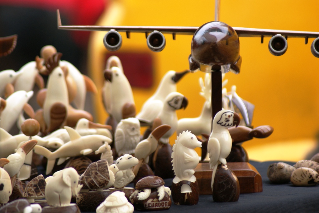 Figurillas de tagua elaboradas artesanalmente en Montecristi.