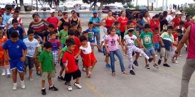 Baileterapia entre varias familias por el Día del Amor y la Amistad. Plaza de las Banderas. Manta, Ecuador.