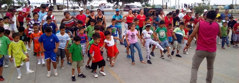Baileterapia entre varias familias por el Día del Amor y la Amistad. Plaza de las Banderas. Manta, Ecuador.