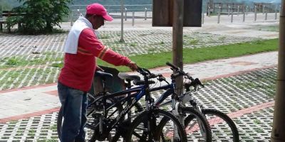 Turismo ciclista en Montecristi, Ecuador.