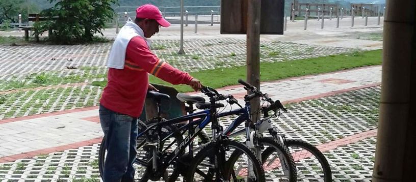 Turismo ciclista en Montecristi, Ecuador.