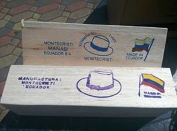 Cajitas de palo de balsa, estuches del sombrero fino de paja toquilla elaborado en Montecristi, Ecuador.