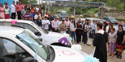Dos camionetas donadas por el Municipio de Quito para el trabajo del Patronato de Amparo Social de Manta, Ecuador.