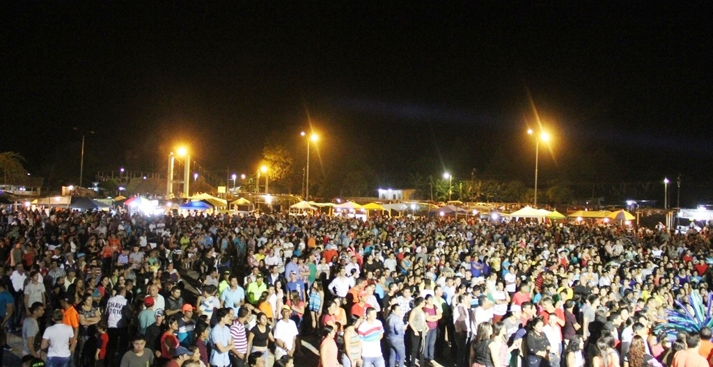 Centro Turístico Platanales, Cantón Bolívar, la noche inaugural de la concha acústica.