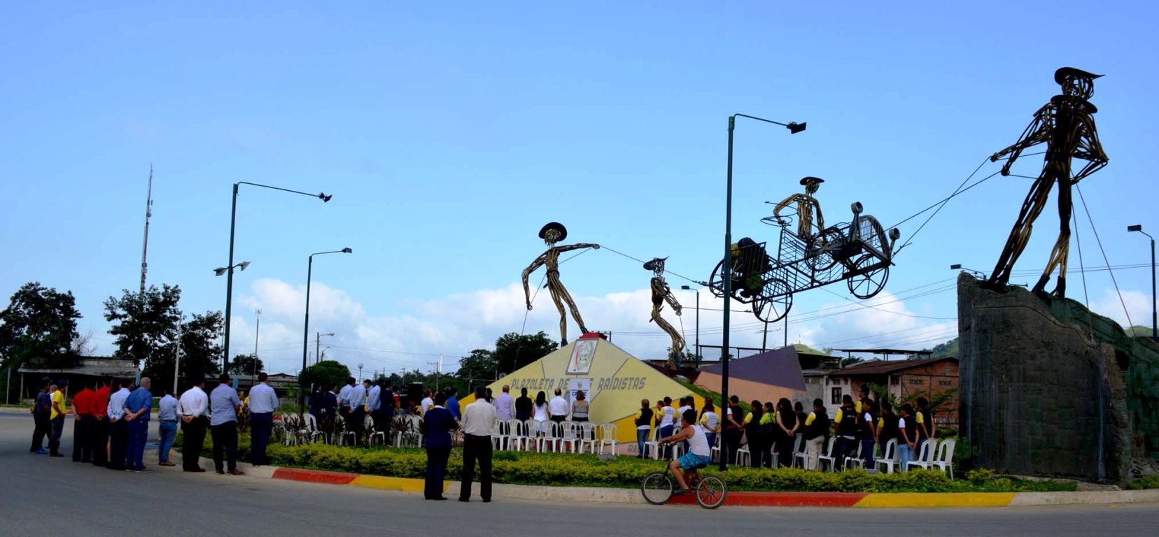 Monumento Los Raidistas en la ciudad de Chone.