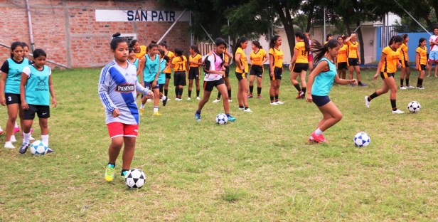 Niñas y jovencitas practican fútbol en la Escuela Municipal de Manta, Ecuador.
