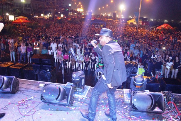 El grupo musical "Fulanito" anima el Carnavalazo Musical de Manta, Ecuador.