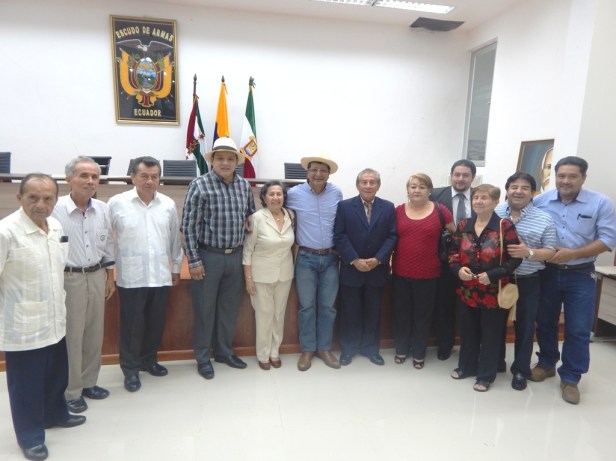 El alcalde de Montecristi posa junto a familiares descendientes de José Isaac Santana Triviño. Montecristi, Ecuador.