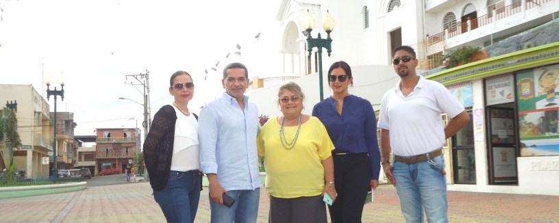 El ministro de Turismo, Fernando Alvarado, en visita reciente a Montecristi.