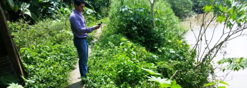 Senda en la ribera del Río Grande de Chone, Ecuador.