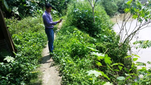 Senda en ribera del Río Grande de Chone, Ecuador.