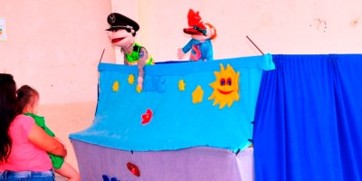 Títeres Paquito y Raulito, divierten inculcando valores cívicos. Chone, Ecuador.