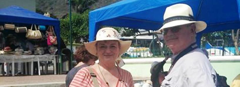 Turistas extranjeros compran en Montecristi, Ecuador, los típicos sombreros de paja toquilla.