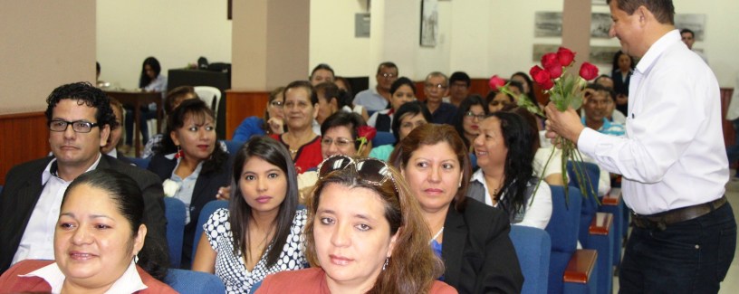 Flores para mujeres periodistas de Manta, Ecuador.