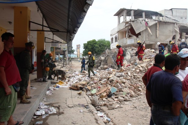 Socorristas de México buscan sobrevivientes en La Ensenadita de Manta. Foto: GAD de Manta.