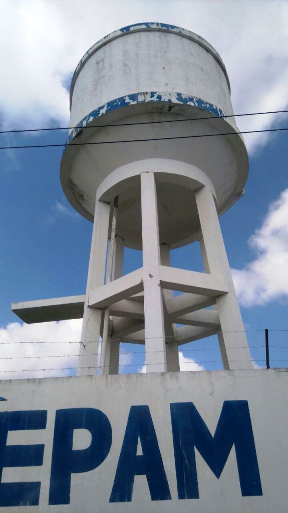 Tanque elevado para almacenar agua que luego se distribuye en barrios de Manta. Quedó averiado por el terremoto y será demolido. Foto del GAD cantonal de Manta.