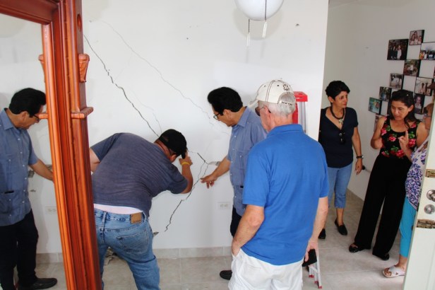 Alcalde de Manta inspecciona las averías en una vivienda del Barrio Umiña tras el terremoto del 16 de abril.