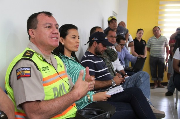 Un oficial de la Policía expone razones en debate sobre reubicación temporal de comerciantes damnificados en Calceta. Manabí, Ecuador.