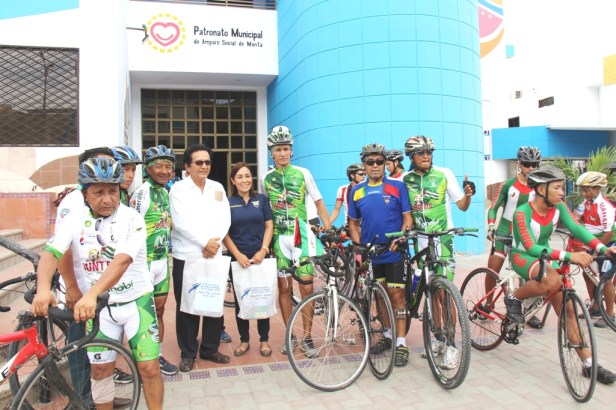 Ciclistas ecuatorianos hacen un giro nacional promoviendo el turismo hacia las zonas devastadas por el terremoto del 16A. Manabí, Ecuador.