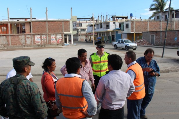 El COE cantonal de Manta verifica en la 'zona 0' de Tarqui qué calles están aptas para retomar el tránsito después del terremoto del 16 de abril/2016. Manabí, Ecuador.