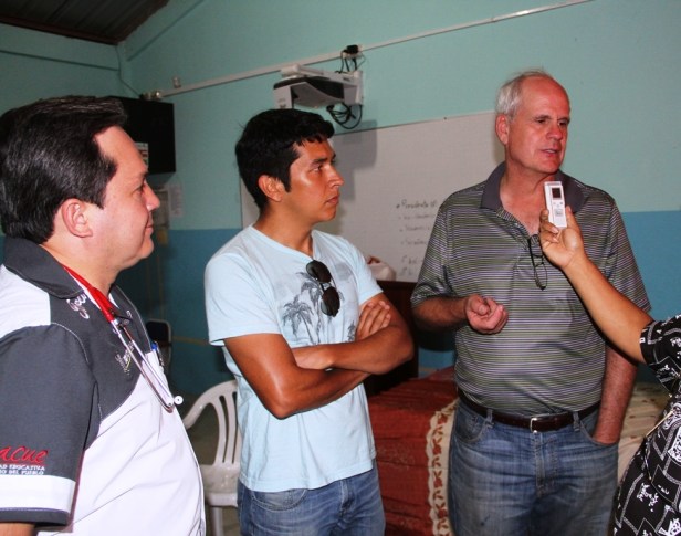 Doctor Mark Baquer, director de misión sanitaria norteamericana que ayuda a damnificados de terremoto en Calceta. Manabí, Ecuador.