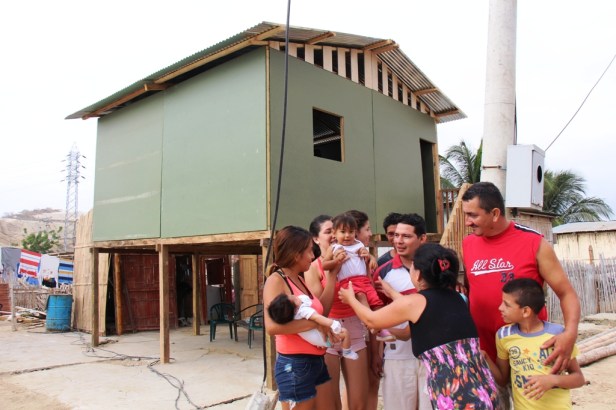 Una familia de Manta, damnificada del terremoto del 16A, celebra su nueva casa de Hogar de Cristo levantada por el Municipio.