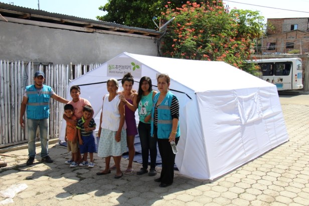 Carpa entregada por Patronato municipal de Manta para familia damnificada por terremoto en Barrio San Pedro. Manabí, Ecuador.