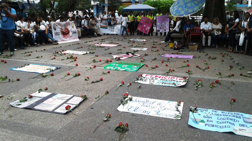 Manifestación de repudio contra los victimarios de mujeres. Plazoleta Azúa de Manta. Manabí, Ecuador.
