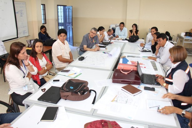Funcionarios del GAD de Manta y de otras instituciones públicas del cantón, reunidos en sesión preparatoria para diseñar la reconstrucción de Tarqui. Manabí, Ecuador.