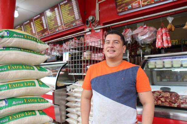 El dueño de Frigo Chone comenta acerca de la remodelación de la Calle 13 de Manta. Manabí, Ecuador.