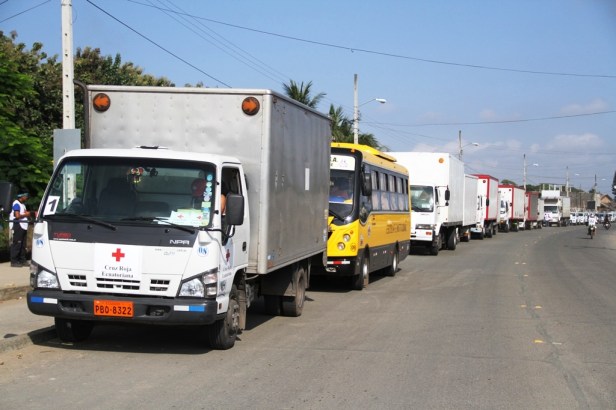 Convoy con ayuda humanitaria de la Cruz Roja internacional para damnificados del terremoto en Calceta. Manabí, Ecuador.