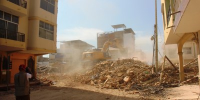 Derrocando edificios dañados por terremoto del 16 de abril de 2016. Manta, Ecuador.
