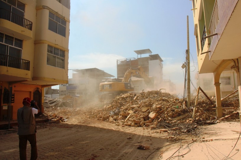 Derrocando edificios dañados por terremoto del 16 de abril de 2016. Manta, Ecuador.