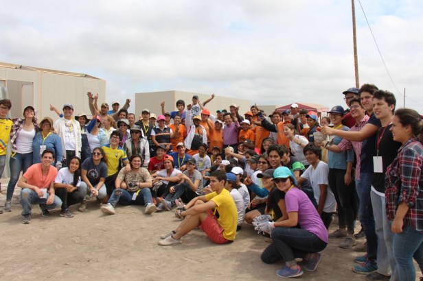 Estudiantes del Colegio Alemán de Guayaquil posan con el alcalde de Manta, Jorge Zambrano, en el sitio donde ayudan a parar casitas para damnificados de terremoto. Manabí, Ecuador.
