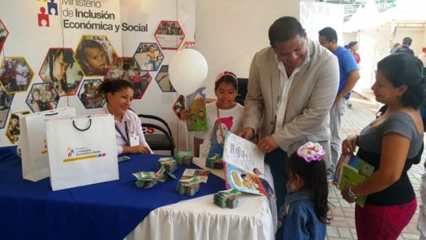 Stand del MIES en Feria Manabí se Reconstruye en Manta. Manabí, Ecuador.