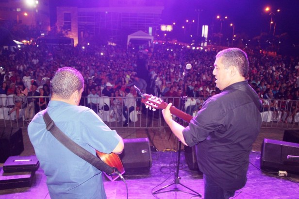 Guitarristas de Quito actúan en la plaza cívica de Manta el jueves 14 de julio de 2016. Manabí, Ecuador.