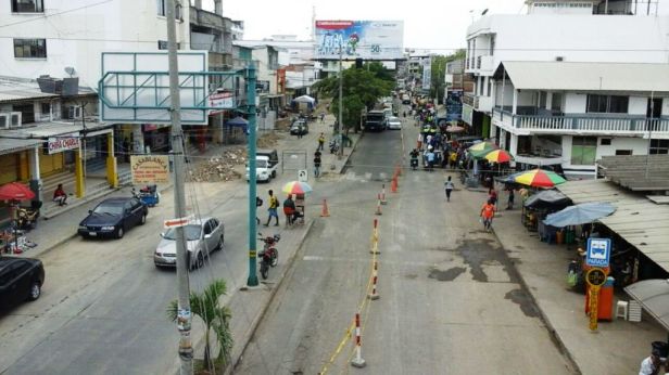 Inicio de la Avenida 4 de Noviembre de Manta, parcialmente despejado de comerciantes que el terremoto desplazó de Tarqui. Manabí, Ecuador.