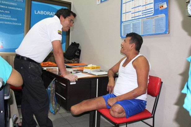 Marco Muñoz, médicio especialista en prótesis y ortopedia de la Fundación Hermano Miguel (Guayaquil), atiende a pacientes del Patronato municipal de Manta. Manabí, Ecuador.