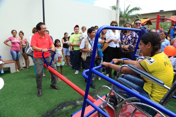 Alcalde de Manta juega con niños en remodelado Parque San Patricio. Manabí, Ecuador.