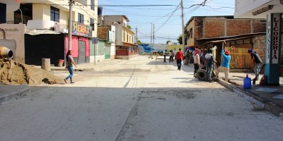 Avenida 27 del Barrio 8 de Abril de Manta, recién pavimentada. Manabí, Ecuador.
