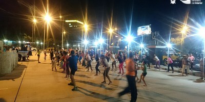 Bailoterapia comunitaria junto a la avenida del malecón en Manta. Manabí, Ecuador.