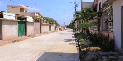 Pavimentación con hormigón armado en una calle del Barrio Altamira de Manta. Manabí, Ecuador.