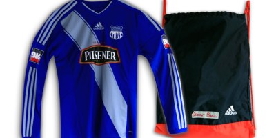 Camiseta y bolso de un jugador de Emelec, donación para subasta "Manta se levanta". Manabí, Ecuador.