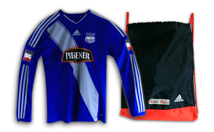 Camiseta y bolso de un jugador de Emelec, donación para subasta "Manta se levanta". Manabí, Ecuador.
