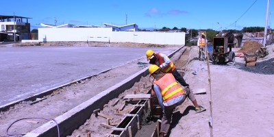 Cancha en construcción para fútbol en Barrio La Revancha de Manta. Manabí, Ecuador.