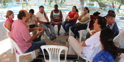 Funcionarios del CNPCCS capacitan a los veedores de la reconstrucción de Tarqui. Manabí, Ecuador.
