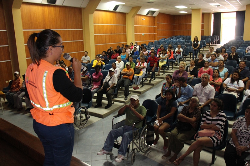 Capacitando a los adultos mayores y personas discapacitadas, para que sepan cómo actuar durante un cataclismo, Manta. Manabí, Ecuador.